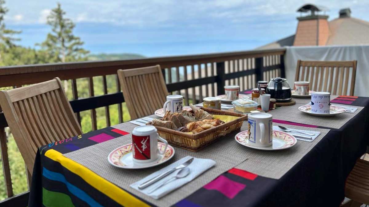 Petit-déjeuner sur la terrasse