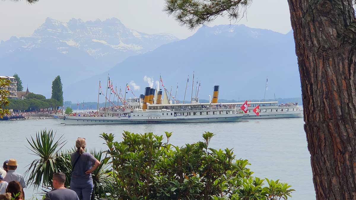 lac de Genève - Parade annuelle des bateaux à aubes à Vevey en Suisse